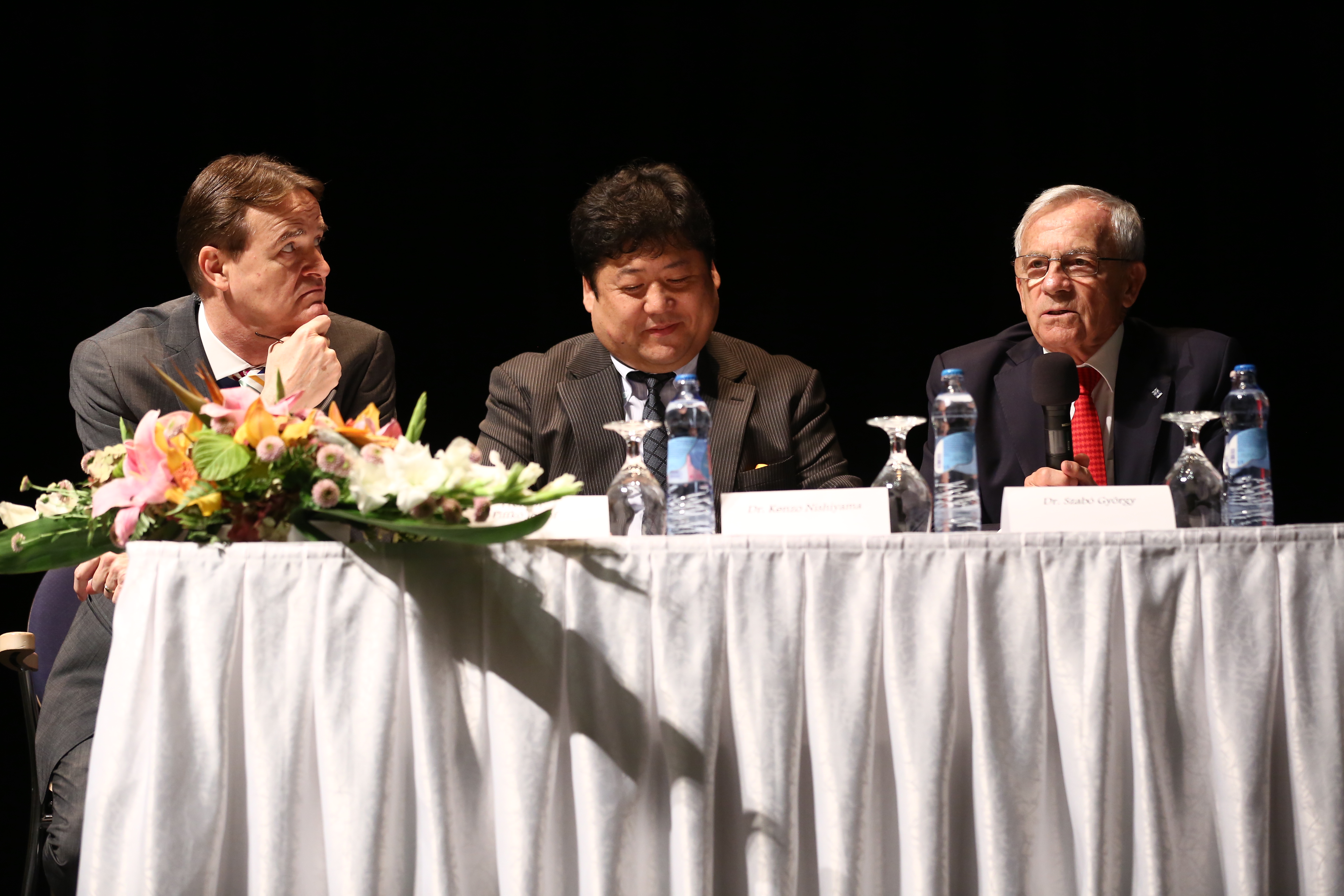A konferencia második napján, a külföldi elõadók szekciójának üléselnökei
Dr. Piffkó József, Dr. Szabó György, Dr. Kenzo Nishiyama voltak
